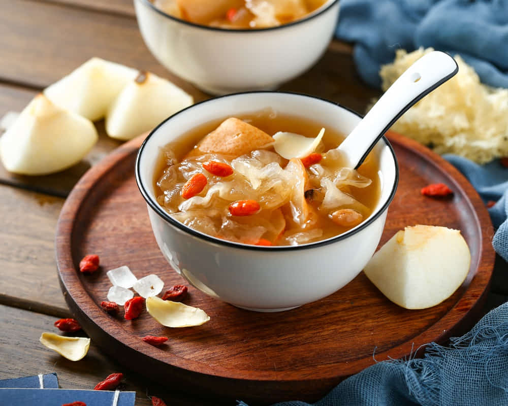 white-fungus-soup-pear-white-bowl-wooden-plate-21000 氣血足不足，不用血氧機檢測，五個方法快速檢視你的肺氣