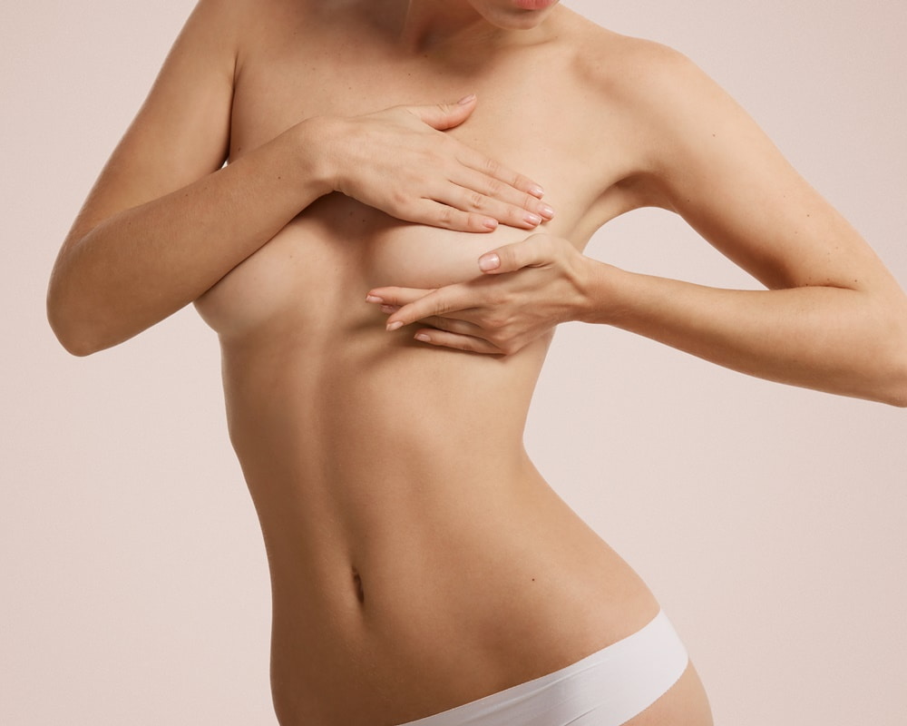 woman-checking-her-breast-breast-cancer1000 什麼是女人味?女人味如何養成?