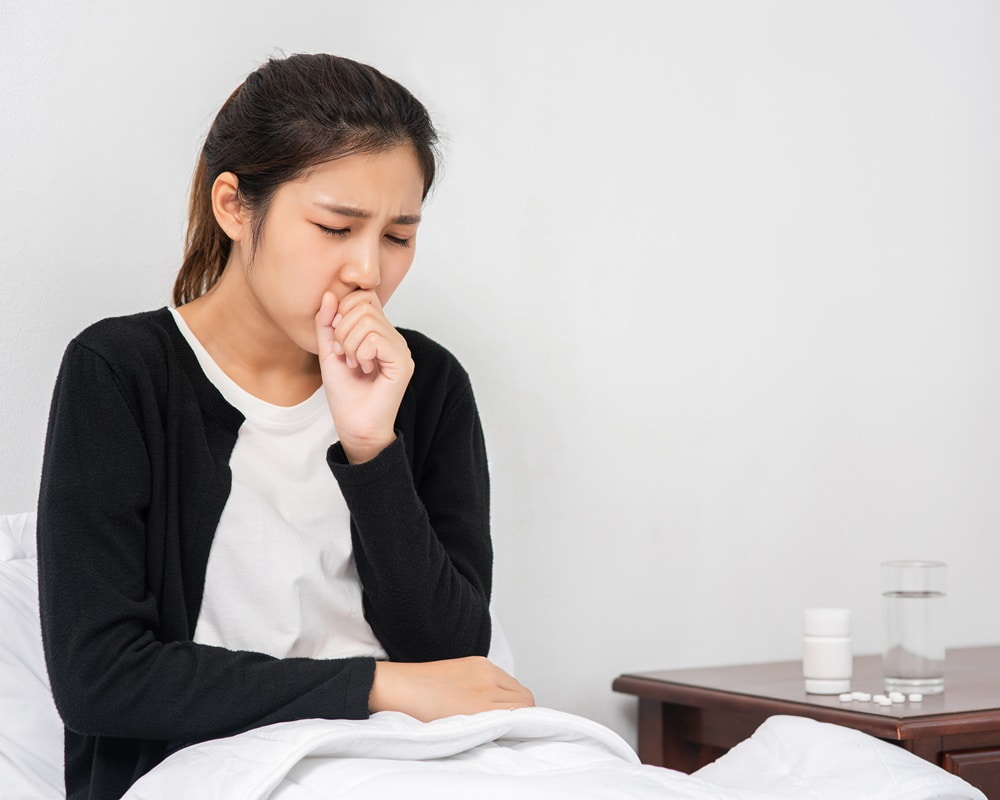 woman-coughed-covered-her-mouth-with-her-hand-sat-bed1000 喉痛聲啞的中醫經絡療法