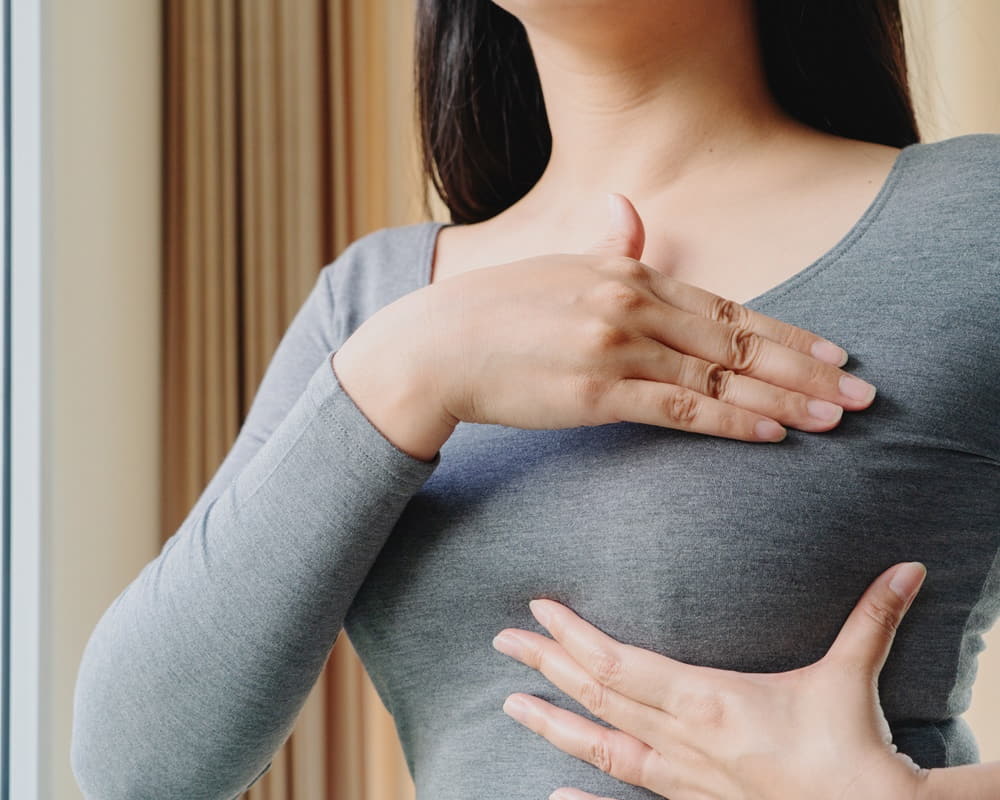 woman-hand-checking-lumps-her-breast-signs-breast-cancer1000-1 乳房腫瘤,別怕!