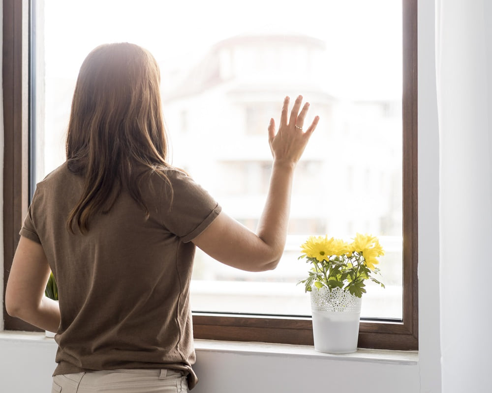 woman-quarantine-home-looking-through-window1000800 別騙自己了,其實你並不愛自由