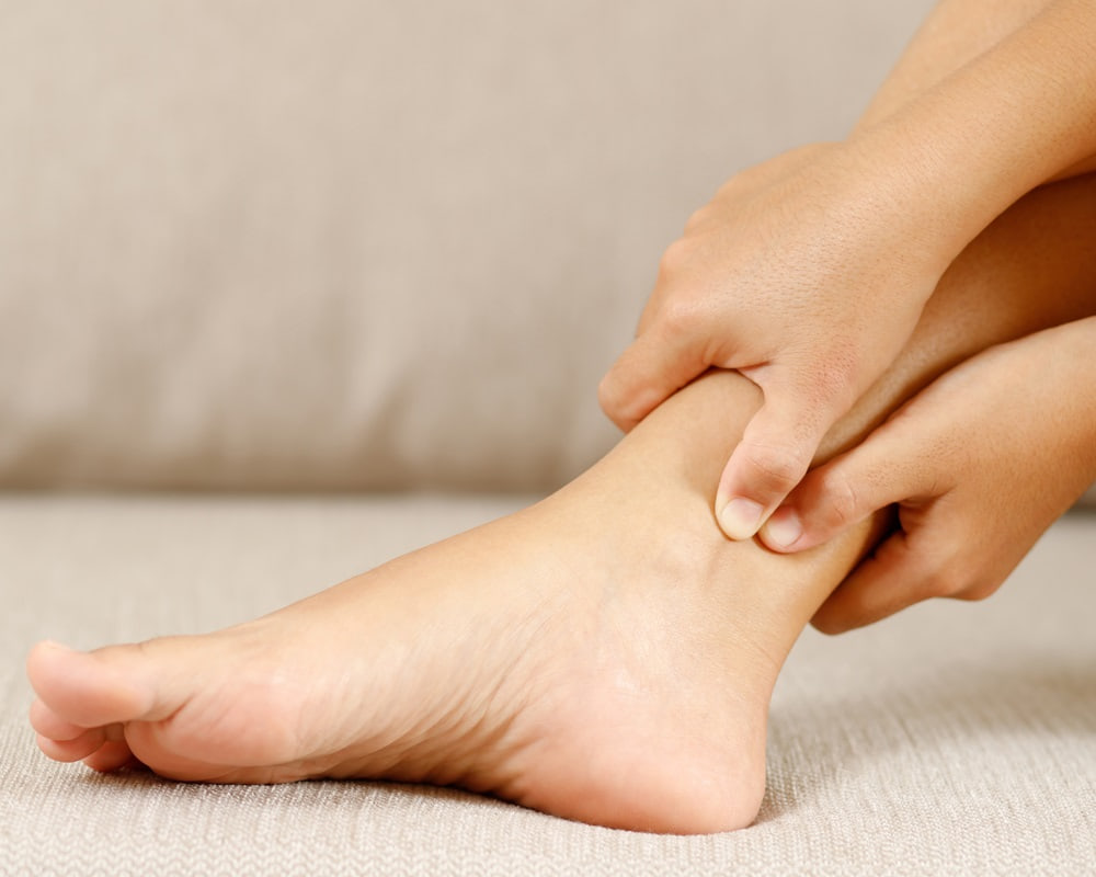 woman-suffering-from-feeling-knee-pain-sitting-sofa-home-hand-massaging-her-painful-knee-health-care-medical-concept1000 不是只有年老體衰才會肌肉萎縮