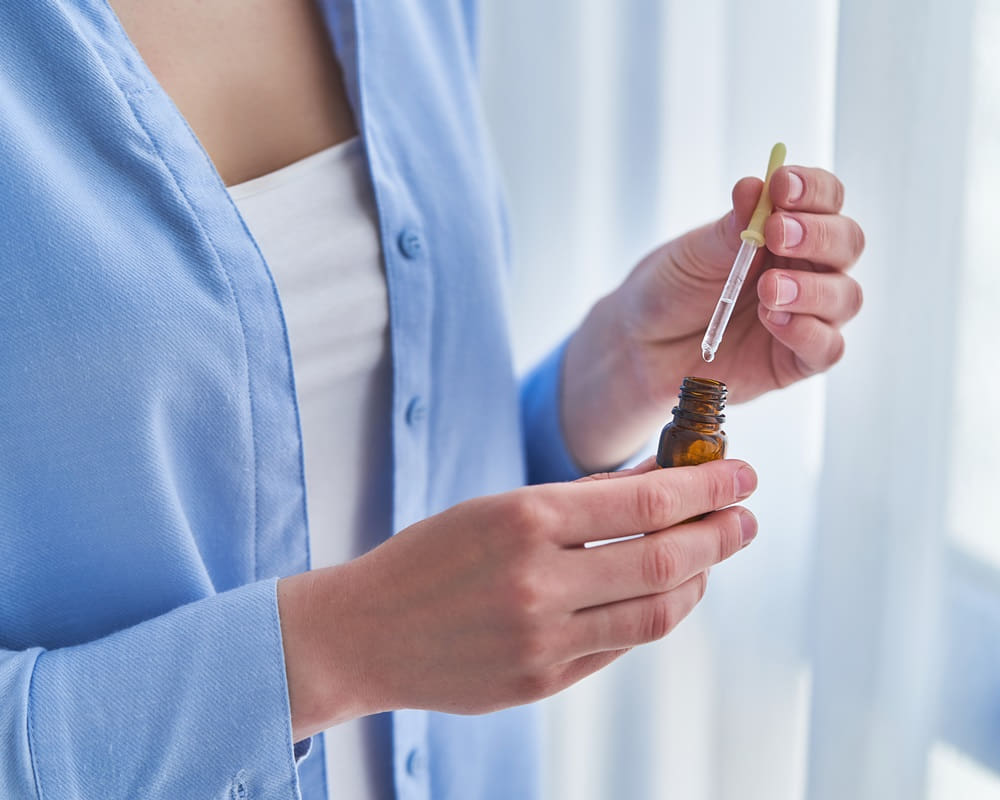 woman-using-natural-essential-perfume-oil-aromatherapy-homeopathy-home1000800 精油到底可不可以吃？原來是這樣～