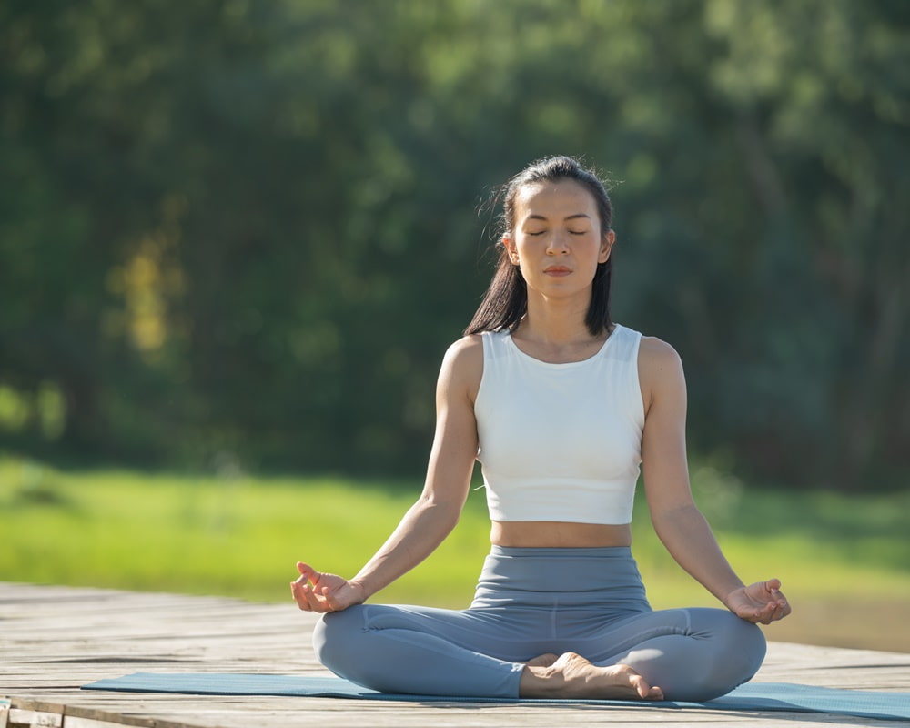 woman-yoga-mat-relax-park-mountain-lake-calm-woman-with-closed-eyes-practicing-yoga-sitting-padmasana-pose-mat-lotus-exercise-attractive-sporty-girl-sportswear1000800 為什麼越閒的人越焦慮？腦科學家沒有告訴我們的大腦使用說明書