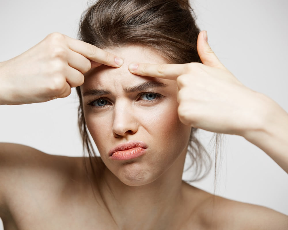 young-brunette-girl-displeased-her-problem-acne-face-skin-white-background-health-cosmetology-skincare-11000800 秋天的五臟排毒法