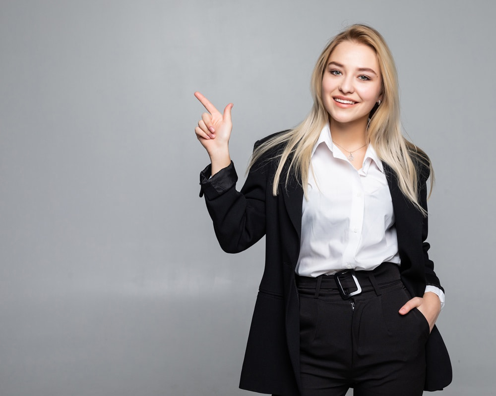 young-business-woman-pointing-finger-side-isolated-grey-wall1000800 疫情下具備這五種人品的人，可以在疫情後脫穎而出