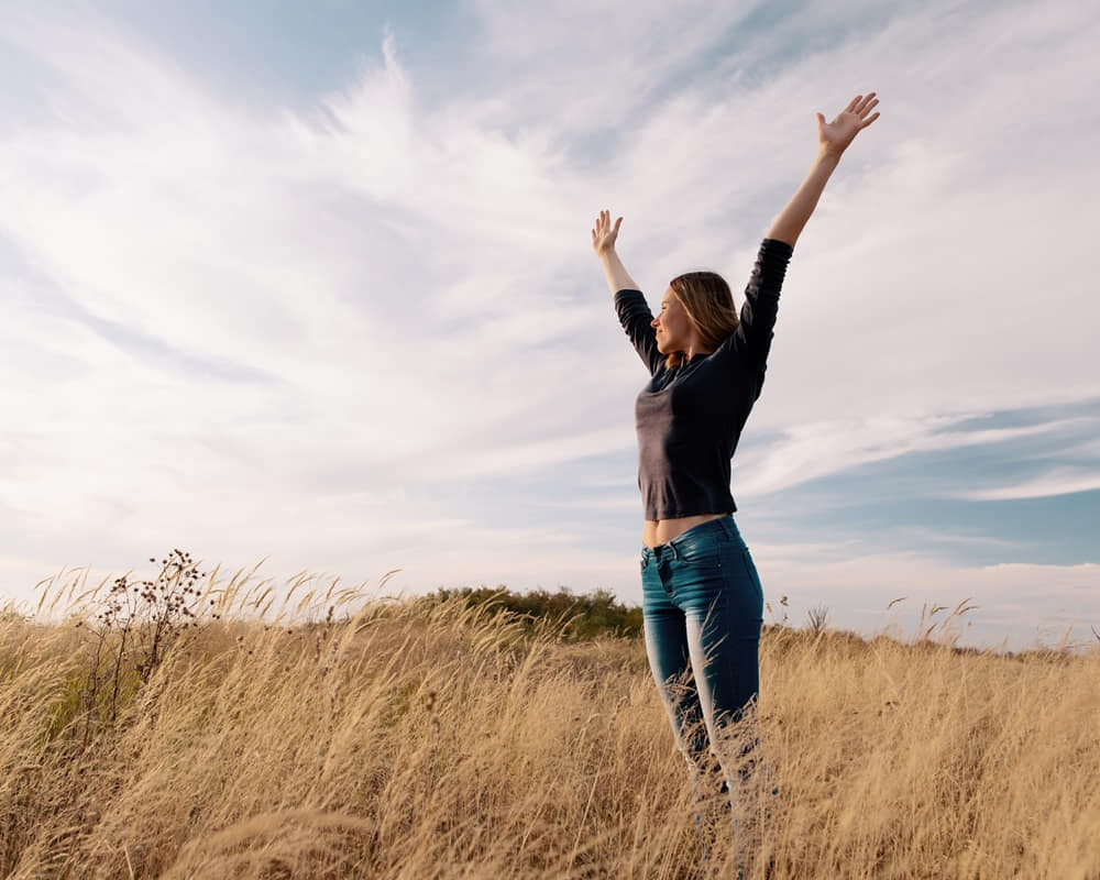young-happy-woman-golden-field-sunset1000 自信不是說出來的,而是一次次的成功刻在心裡的