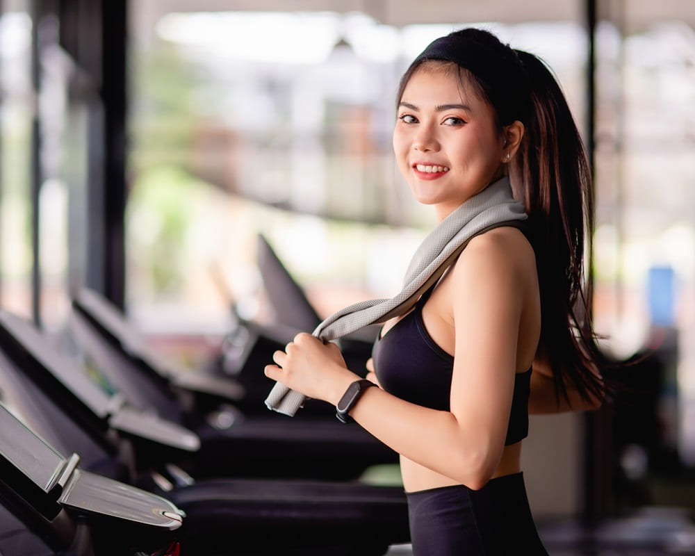 young-sexy-woman-wearing-sportswear-sweat-proof-fabric-smartwatch-use-towel-wipe-sweat-during-workout-modern-gym-smile-copy-space1000800 很少流汗是什麼問題？出汗多耗氣傷津，很少出汗問題更大