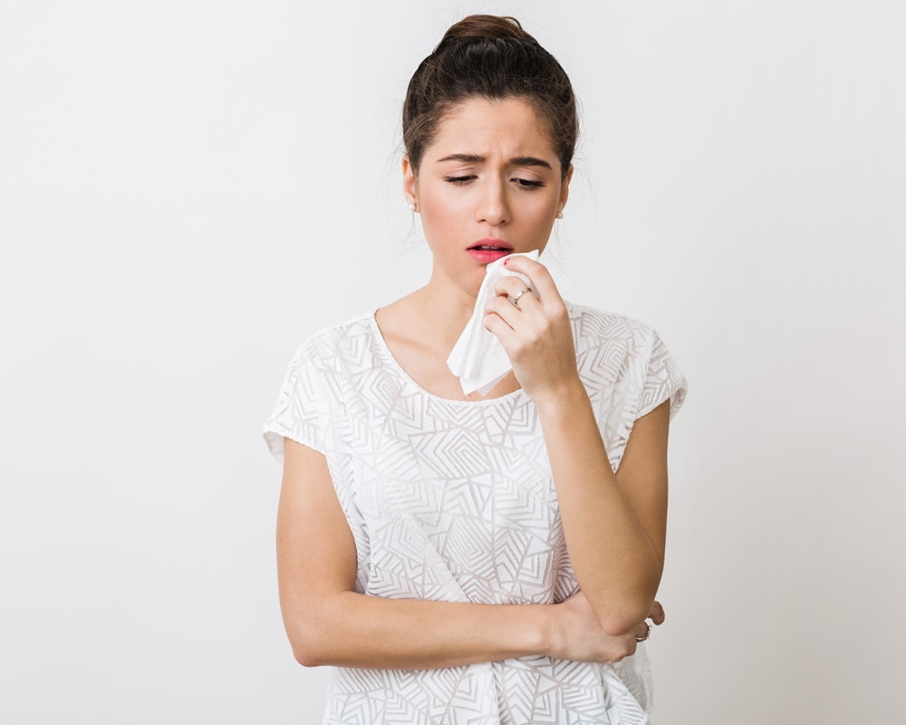 young-woman-coughing-with-napkin-catch-cold-feeling-ill-isolated1000-1 火氣大讓我心煩氣躁，嘴破冒痘痘又睡不好，看看到底是身體的哪一把火？