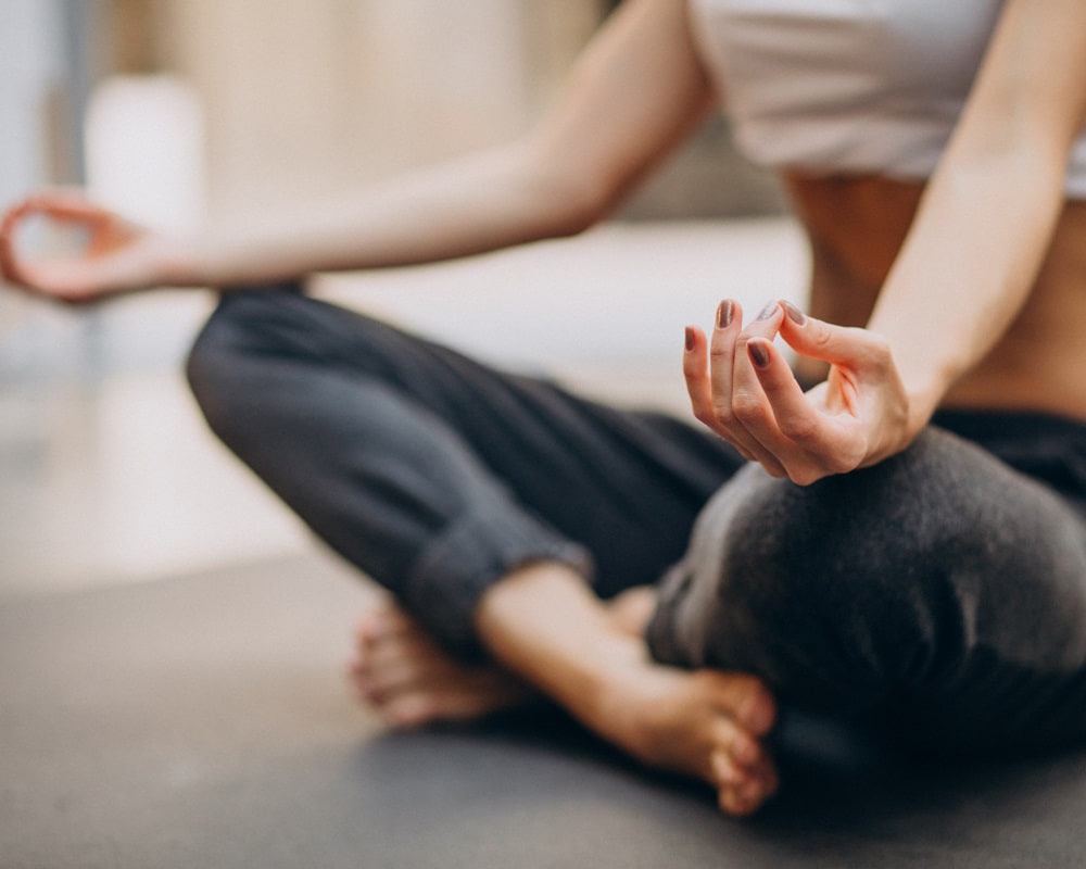 young-woman-practicing-yoga-home-11000800 殺死你的不是疾病而是情緒,不管理情緒,所有的養生都是徒勞