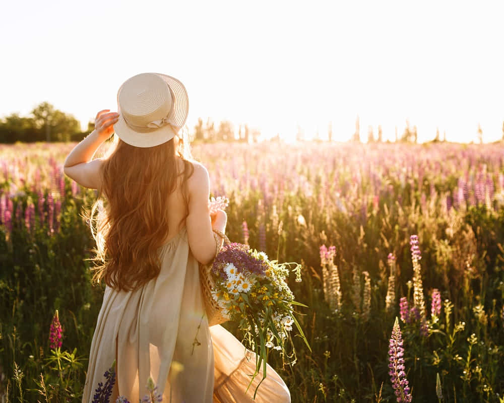young-woman-straw-hat-dress-with-bouquet-lupine-flowers1000 「春分」的節氣芳療養生法:保持人體的陰陽平衡狀態,宜用草類精油!