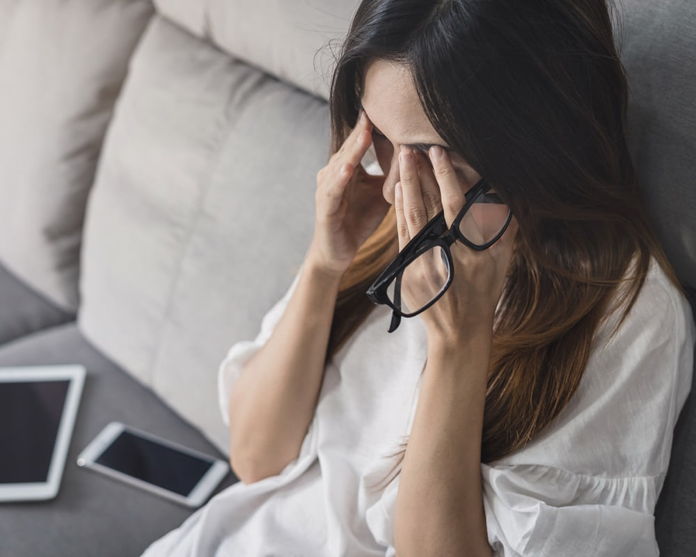 young-woman-take-off-her-glasses-siiting-sofa-11000 哭吧!哭吧!不是罪,流淚是負面情緒宣泄的最佳管道