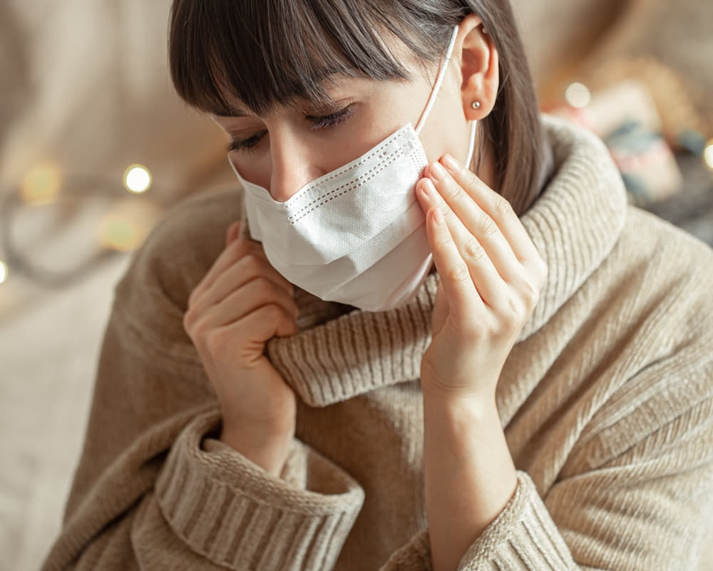 young-woman-with-mask-her-face-cozy-beige-sweater1000800 免疫系統是如何幫我們戰勝病毒和細菌的？