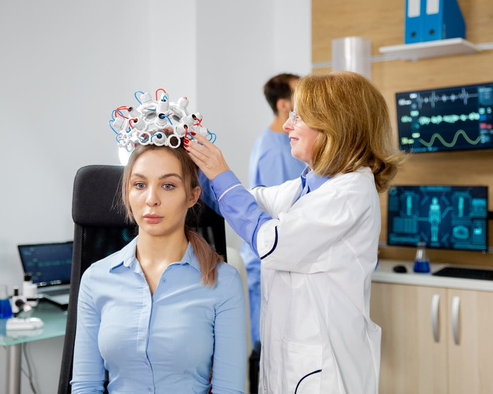 female-scientist-who-puts-brain-waves-scanning-device-female-patient-clinical-study-brain-activity1000800 熬夜真的會讓人變笨嗎?