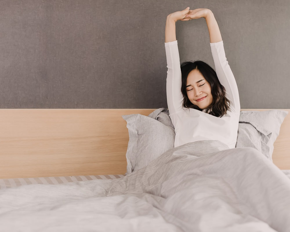 front-view-asian-woman-morning-she-is-stretching-hand-body-with-beautiful-smile-11000800 節氣雨水至,養生首重舒肝調神、宣肺與養脾