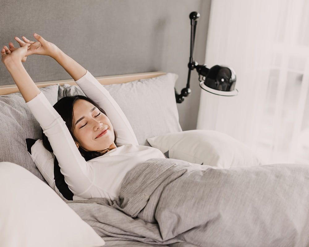 happy-asian-woman-is-smiling-morning-she-is-lie-stretching-hand-body-her-bed1000800 睡不好，真的會使人發胖嗎？