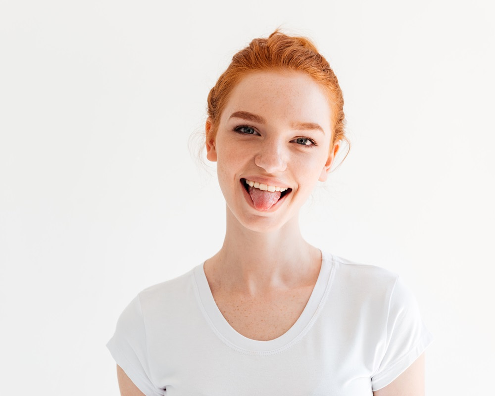 happy-ginger-woman-t-shirt-showing-her-tongue-looking1000800 卵巢養的好，女人不會老，中醫保卵攻略