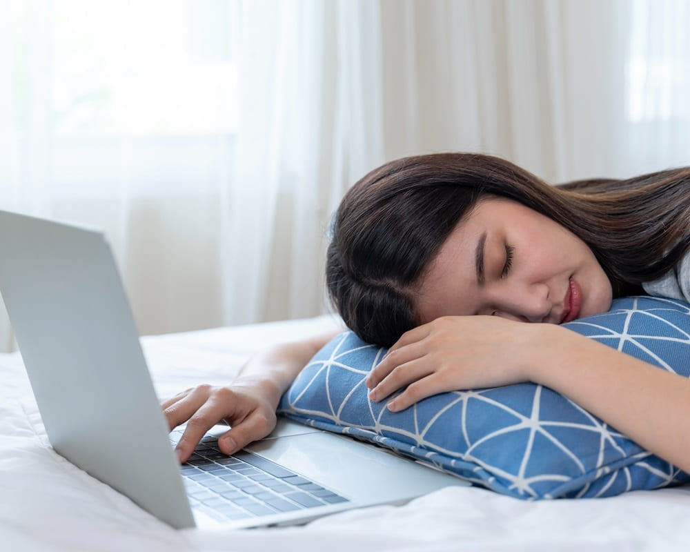 young-beautiful-woman-fell-asleep-bed-after-fatigue-from-working-with-laptop-computer10008001000800 立夏後靜以養心,動以養身,午休以養神