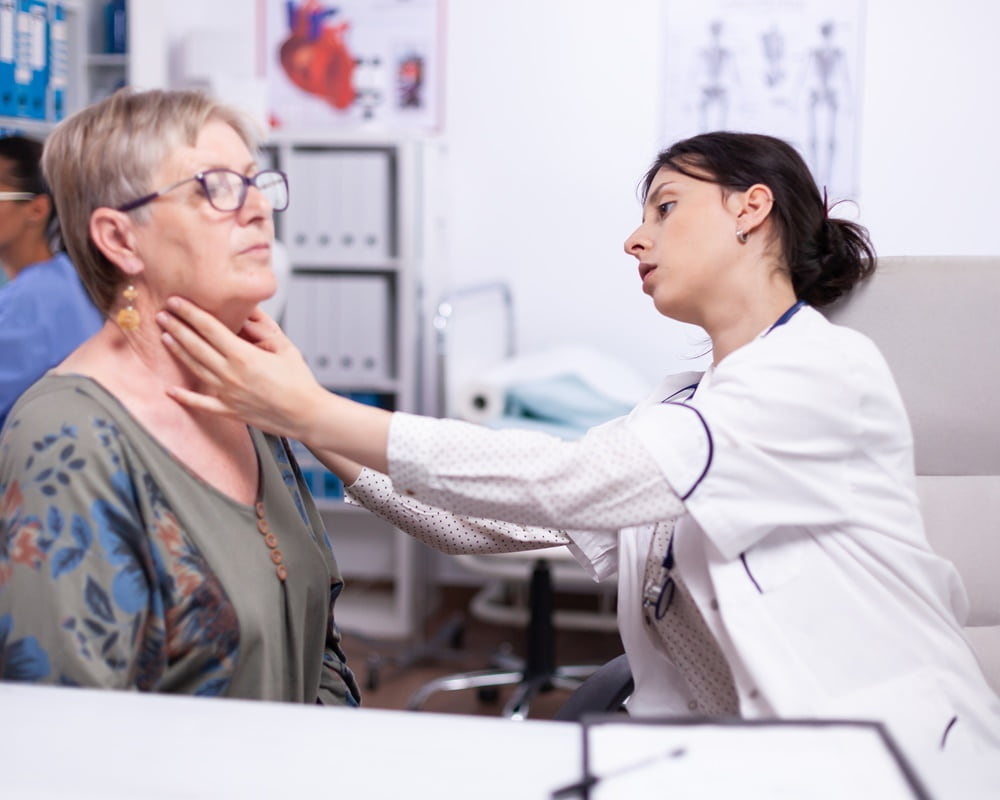 young-medic-palpating-neck-senior-woman-elderly-patient-visiting-doctor-hospital-checking-thyroid-throat-touching-health-clinic-healthcare-specialist-medicare-treatment-medical-concept1000800 癌症的真相,看懂了癌症的前因後果 ,不再輕信癌症的謠言