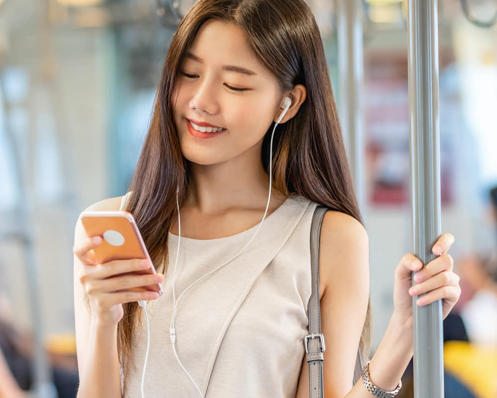 banner-web-page-cover-template-young-asian-woman-passenger-using-listening-music1000800 你需要的不是時間管理而是精力管理！