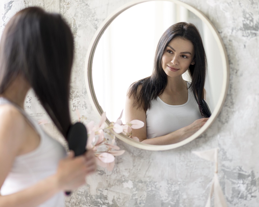 beautiful-woman-arranging-herself-mirror1000800 不畏艱難就要成為自己生命中的大女主