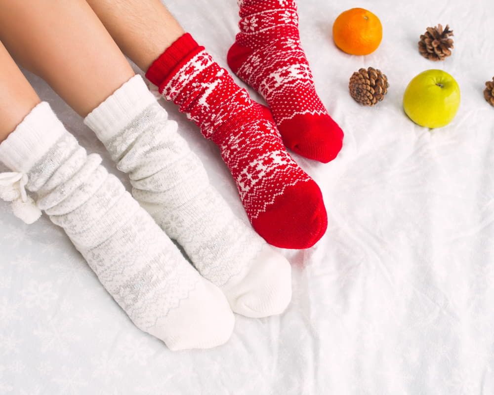 female-male-legs-couple-warm-woolen-socks-winter-elements1000800 首頁