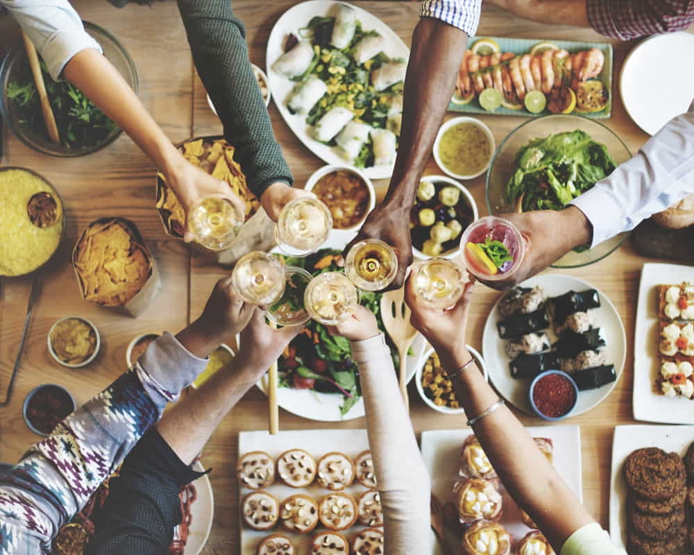 friends-happiness-enjoying-dinning-eating-concept1000800 吃有吃相，中國人的餐桌禮儀