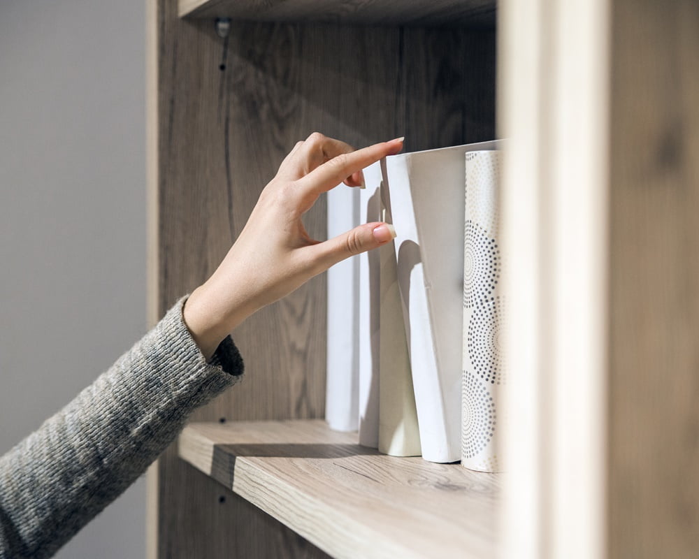 reading-concept-vintage-tone-woman-selecting-book-from-bookshelf-portrait-serious-girl-library-looking-book1000800 為什麼要多讀書?這是我聽過最好的答案