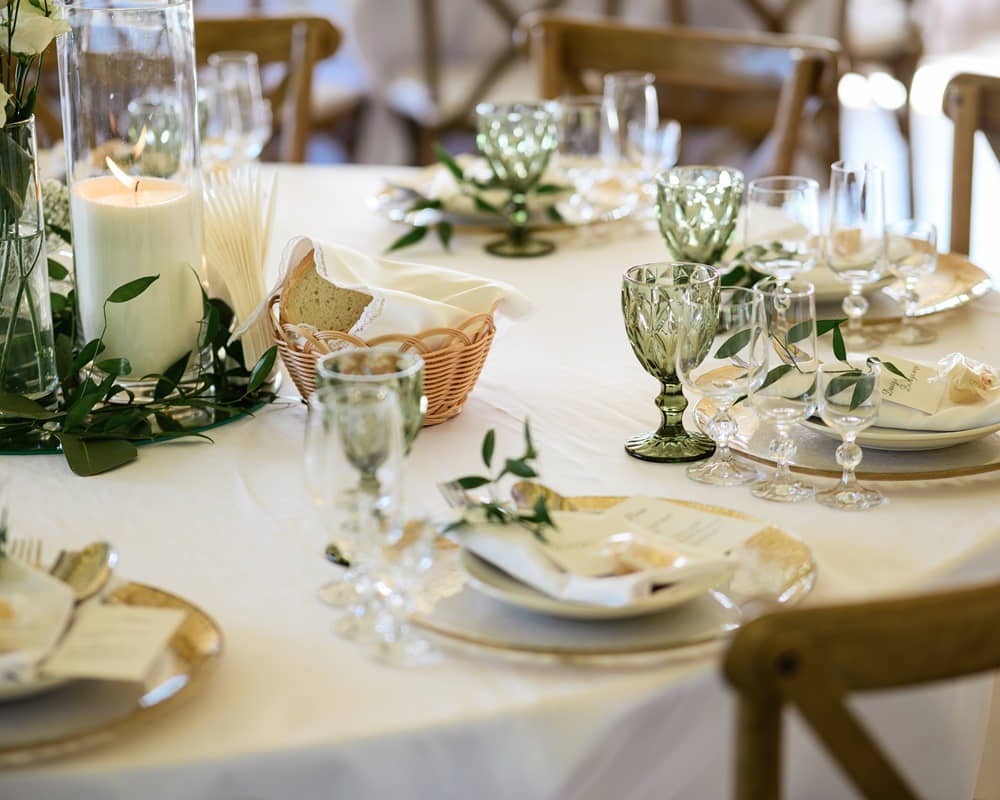 servered-table-with-glasses-plates1000800 做個會說話的人，避免「自殺式聊天」的六種低情商表現