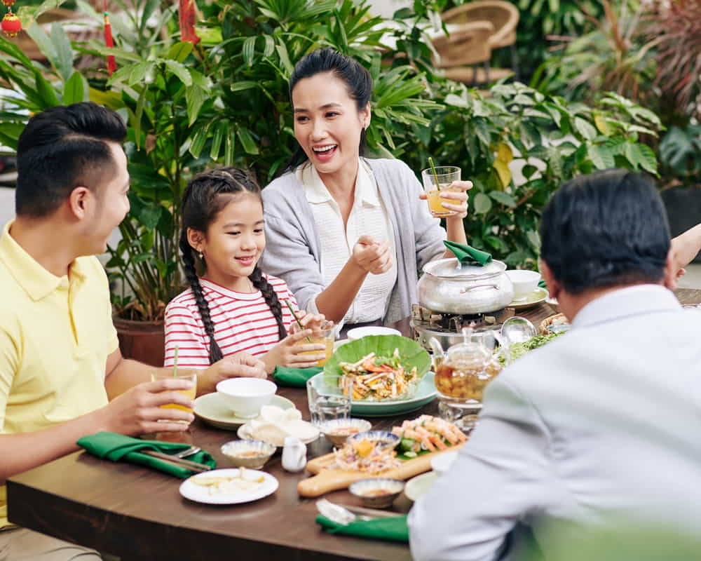 vietnamese-couple-celebrating-lunar-new-year-with-daughter-senior-parents1000800 做個會說話的人，避免「自殺式聊天」的六種低情商表現