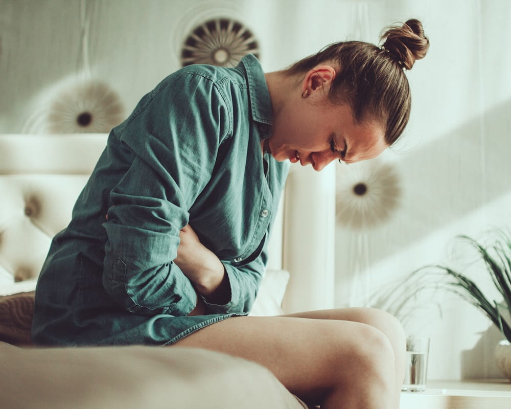 woman-having-painful-stomach-ache-female-suffering-from-abdominal-pain-pain-abdomen-due-menstruation-period-pms-inflammation-body-infection-cystitis1000800 排毒到底是排什麼毒?教你排除食毒、氣毒、水毒和血毒