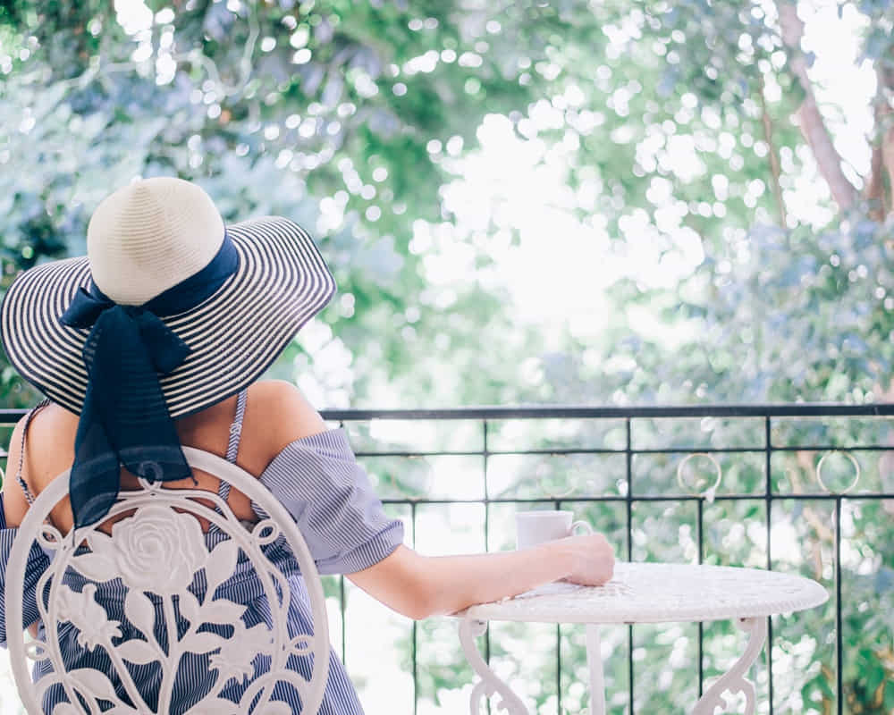 woman-relax-drinking-coffee-tea-sun-sitting-outdoor-sunshine-light-enjoying-her-morning-coffee1000800 忙碌,是治癒一切心病的良藥