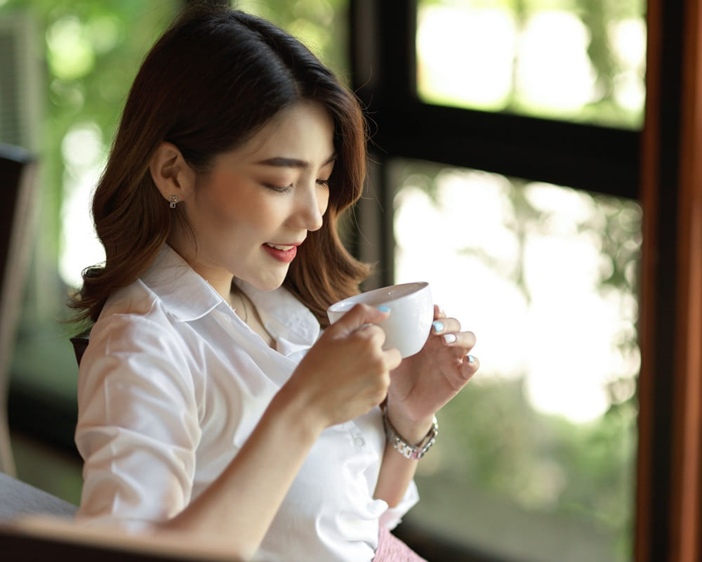 working-woman-enjoy-her-coffee-coffee-shop-sipping-morning-coffee-blur-bokeh-background1000800 你需要的不是時間管理而是精力管理！