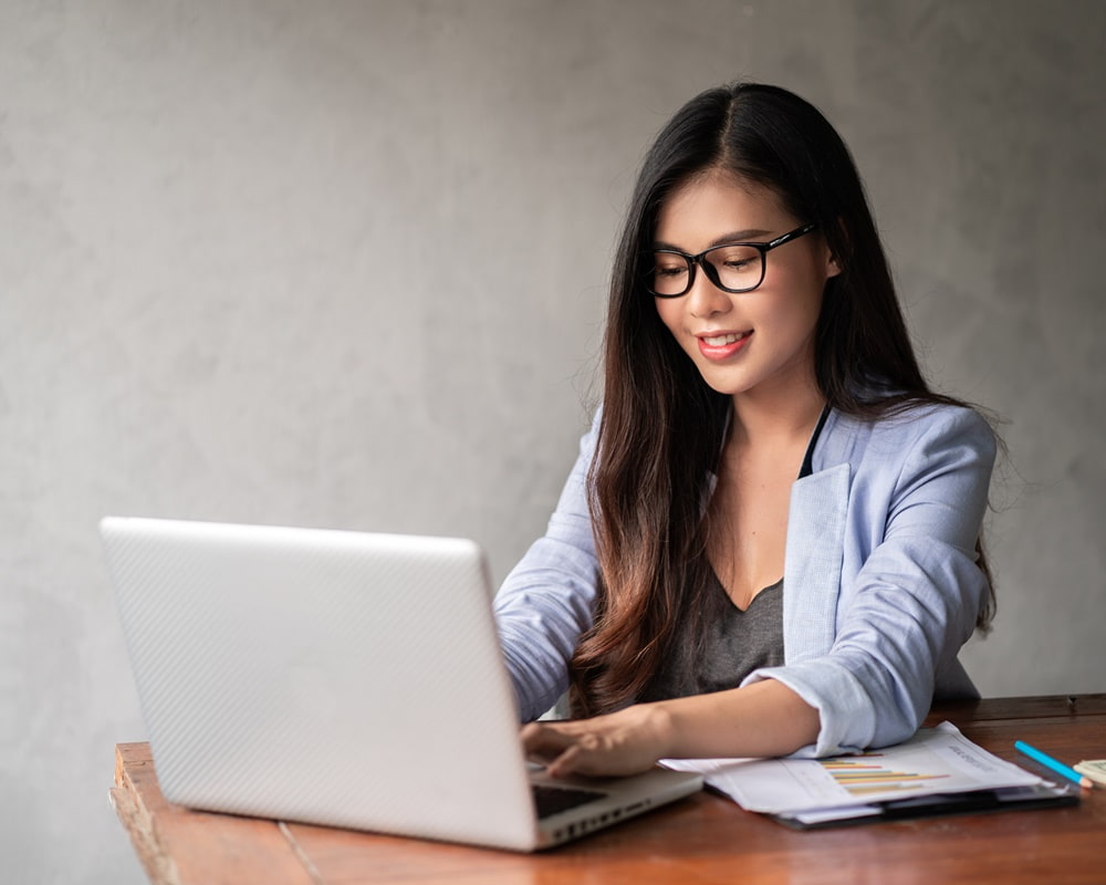 young-happy-asian-businesswoman-blue-shirt-working-from-home-use-computer-laptop-thinking-idea-her-business1000800 首頁