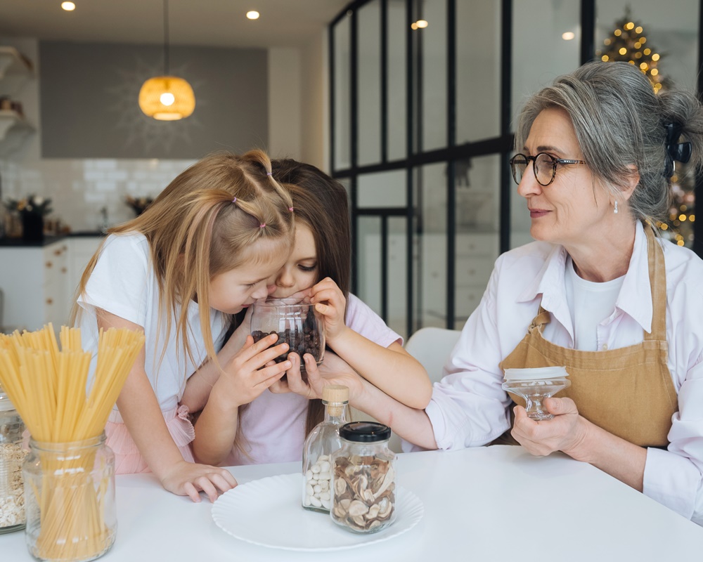 grandmother-granddaughter-are-cooking-kitchen-grandmother-shares-experienceold-woman_1000800 人老了不能失去的四樣底氣