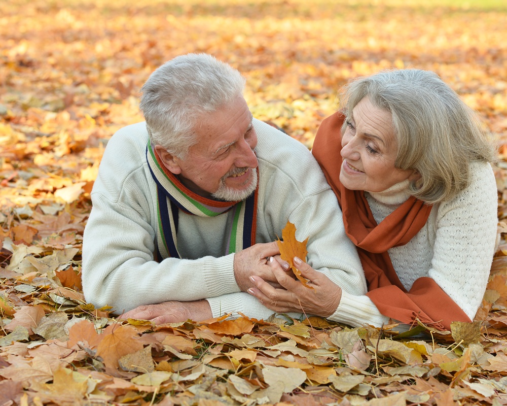 happy-senior-couple-lying-autumn-leavesold-woman_1000800 預防和管理阿茲海默症的神經元計畫