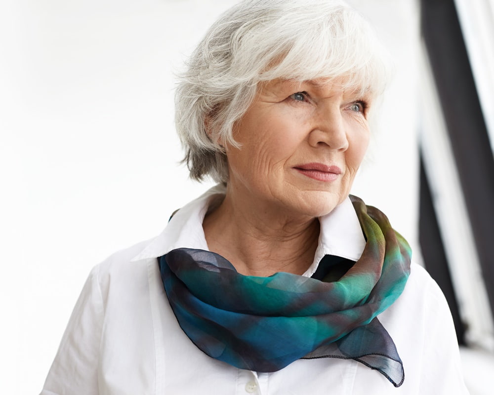 horizontal-image-attractive-fashionable-retired-female-wearing-white-shirt-elegant-silk-scarf-daydreaming-homeold-woman_1000 別被廢物式養老綁架