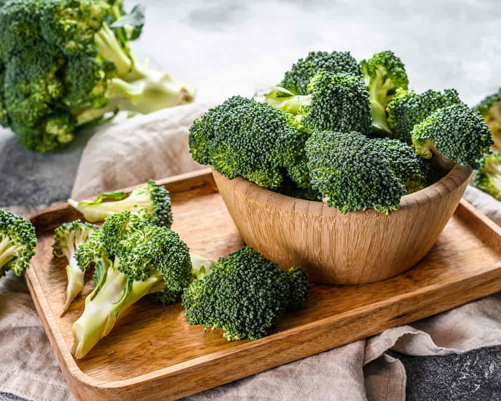 fresh-broccoli-wooden-bowl-top-view_brocoli_1000800 99%的人不知道,經常熬夜及素食更容易讓身體變臭!