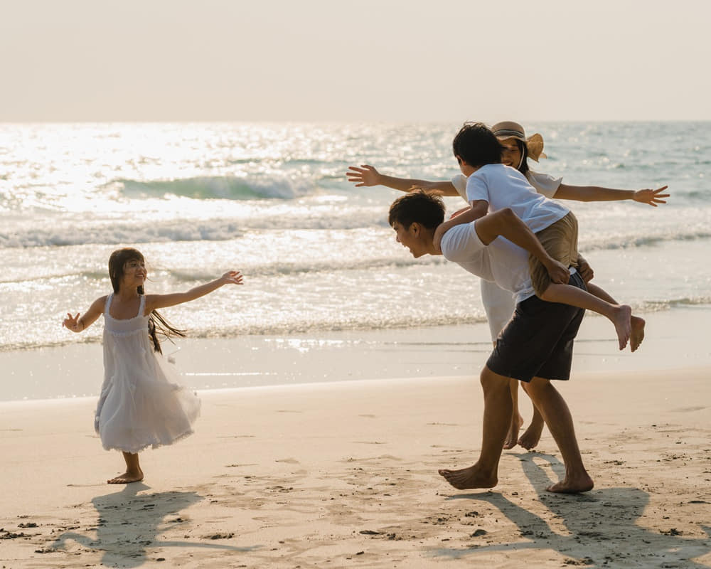 asian-young-happy-family-enjoy-vacation-beach-evening-dad-mom-kid-relax-playing-together-near-sea-when-sunset-while-travel-holiday-lifestyle-travel-holiday-vacation-summer-concept_mom_couple_1000800 用犧牲感來愛孩子的母職焦慮