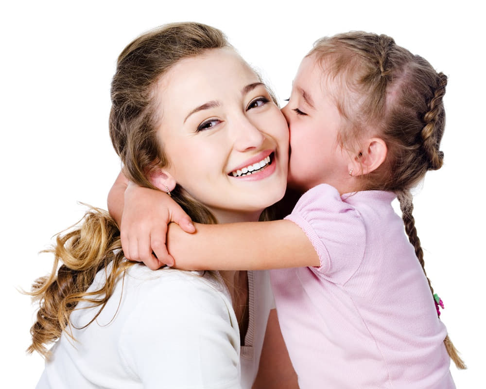daughter-kissing-her-mother_mom_couple_1000800 一個人的能量強弱到底怎麼看？