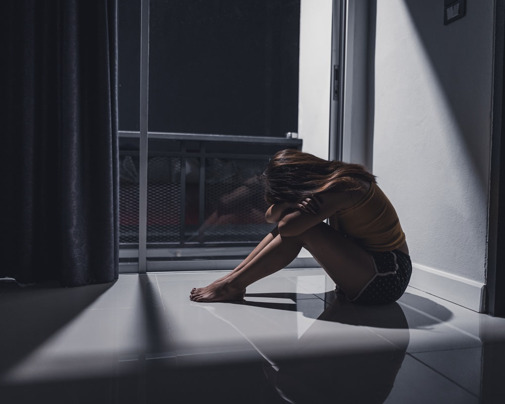 depressed-young-woman-sitting-alone-floor-living-room_mom_couple_1000800 抑鬱是一種危險也是機遇，它更像是人生的轉彎處
