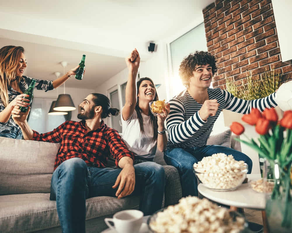 friends-are-fans-sports-games-as-football-love-spending-their-free-time-home-together-they-are-screaming-gesturing-victory_mom_couple_1000800 可以平凡不能平庸,讓你從平庸變厲害的五個關鍵