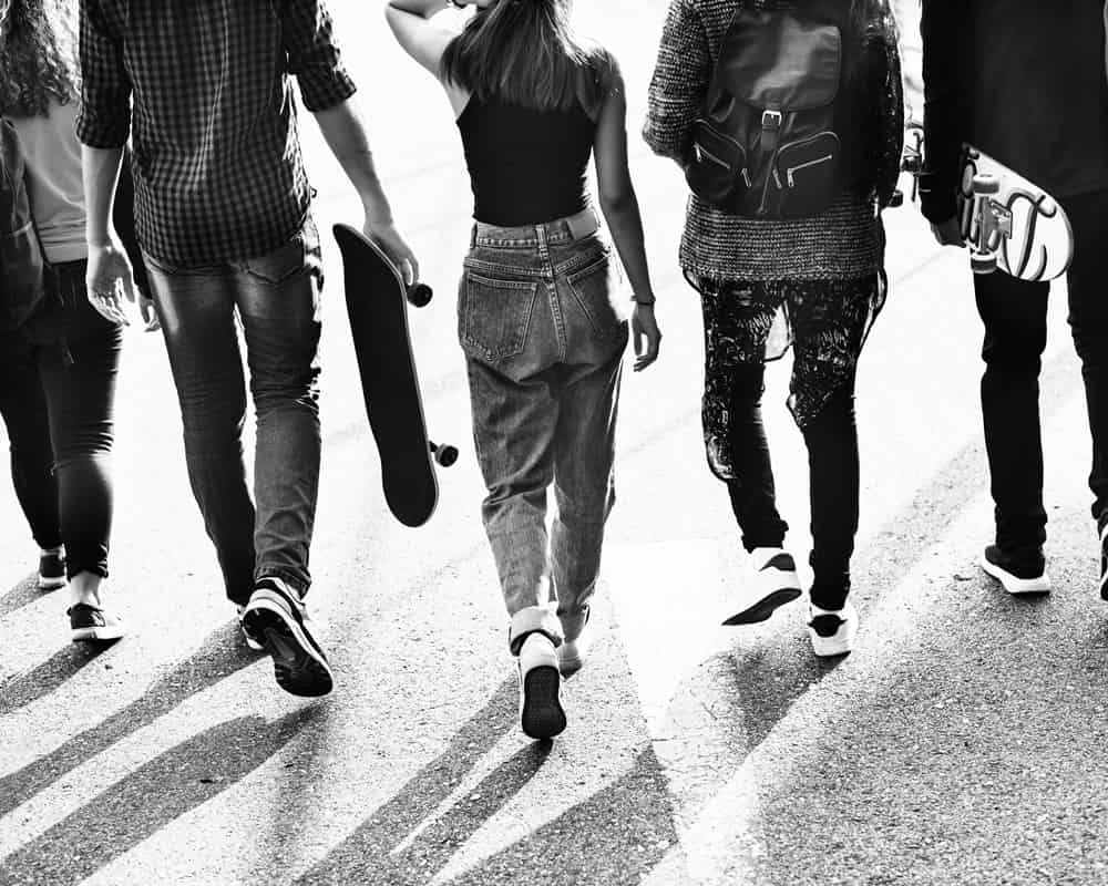 group-diverse-teenagers-hanging-out-together_school_1000800 驚人的苦難守恆定律正在發生改變