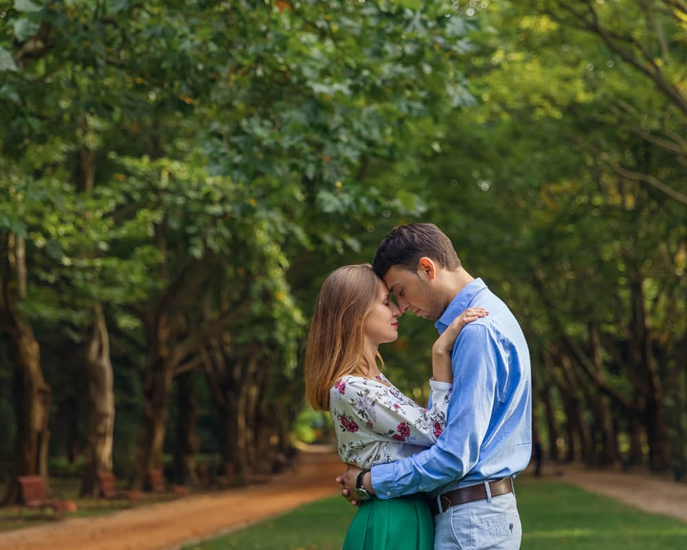 handsome-young-man-hugging-with-woman-during-summer-vacation-nature_summer-outing_1000800 體弱則託情，戀愛腦都因體弱氣虛