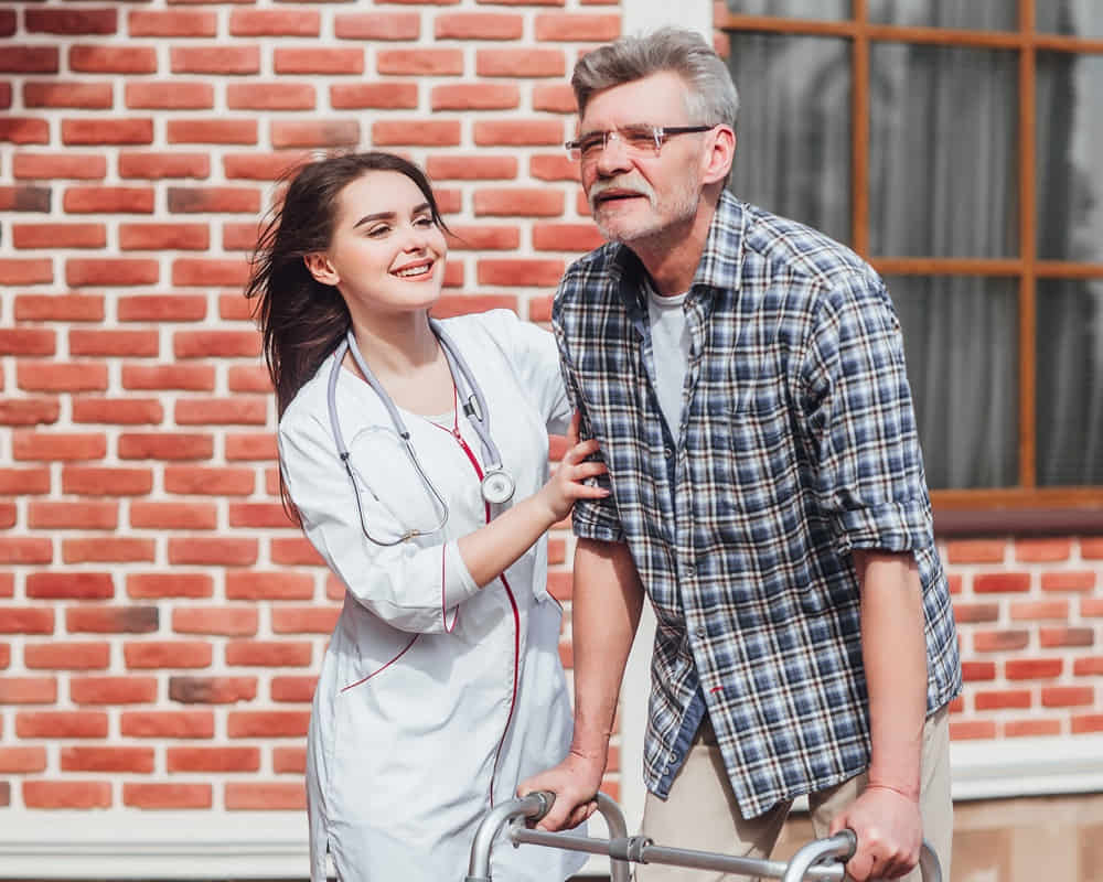 happy-elderly-man-wheelchair-kind-nurse-outdoors_medical_1000800 安慰劑為何會有效？安慰劑真的純屬欺騙嗎？