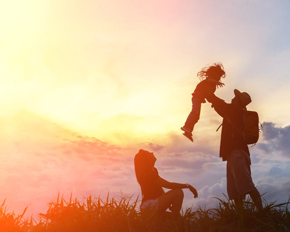 happy-family-three-people-mother-father-child-front-sunset-sky_mom_couple_1000800 為什麼越來越多的女性不願意結婚了