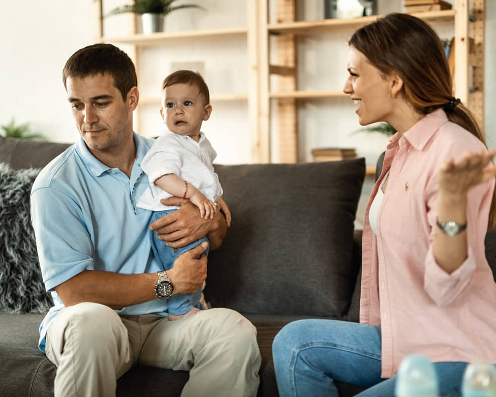 married-couple-having-argument-home-man-is-holding-their-small-son-while-woman-is-feeling-angry-screaming-him-1_mom_couple_1000800 辯解，抱怨，責備來自受害者心態，一出口就在吸收負能量