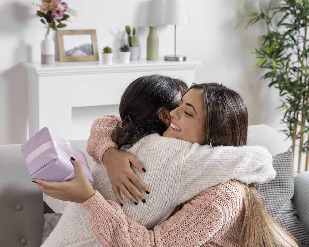 mom-hugging-girl-gift_mom_couple_1000800 提升心力的四種情緒充電法