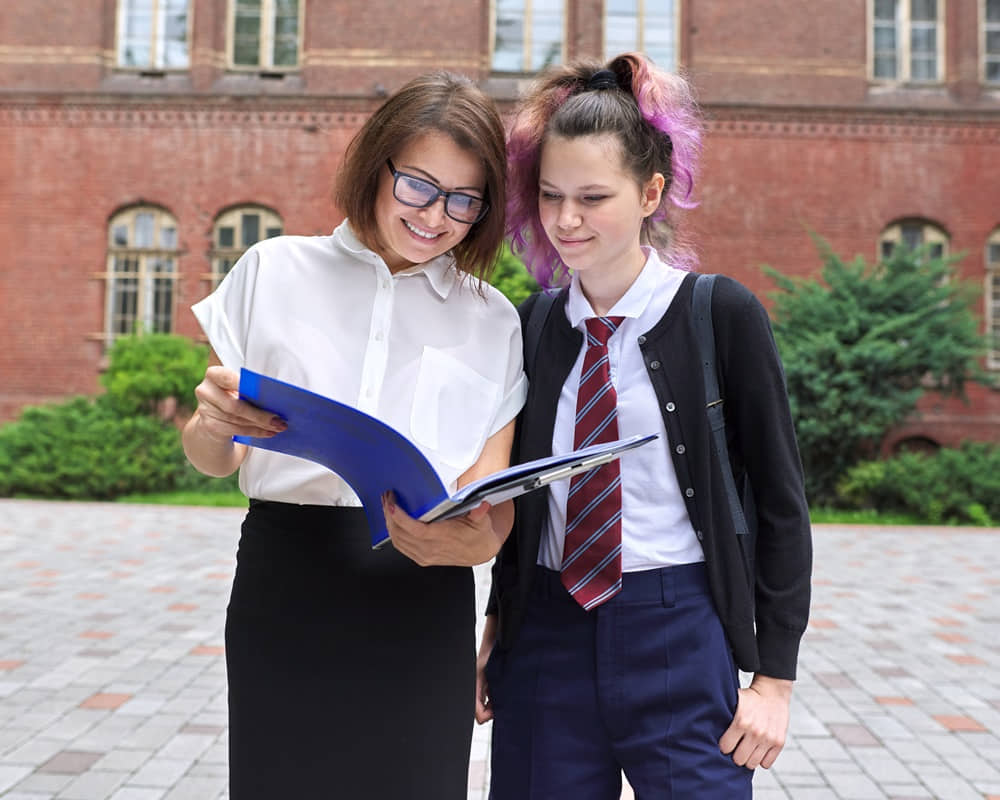 outdoor-portrait-talking-female-teacher-student-teenager-campus-school-building-background-back-college-back-school-start-classes-1_school_1000800 驚人的苦難守恆定律正在發生改變
