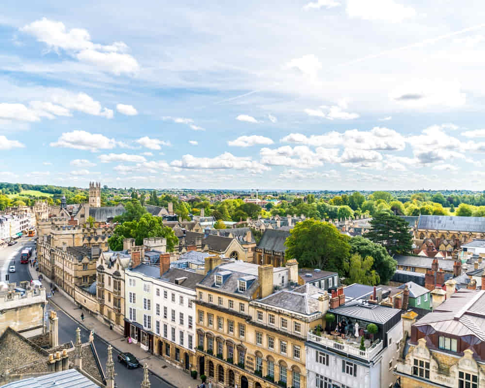oxford-uk-august-29-2019-high-angle-view-high-street-oxford-united-kingdom_school_1000800-1 驚人的苦難守恆定律正在發生改變